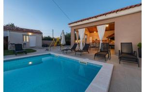 Three-Bedroom Holiday Home In Galovac