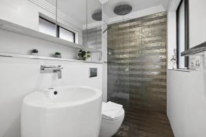 Luxe Double Ensuite Room - Centrally Located at Glenfield