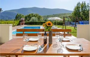 Three-Bedroom Apartment In Donja Ostrvica