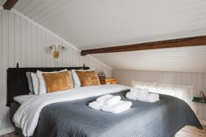 Guestly Homes - 2BR Nordic Cabin with Sauna