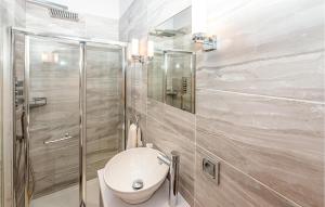 Maisons de vacances Gorgeous Home In Grimaud With Wifi : photos des chambres