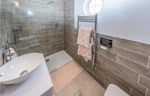 Maisons de vacances Gorgeous Home In Grimaud With Wifi : Maison de Vacances 4 Chambres