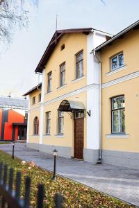 Livonia Central Apartments