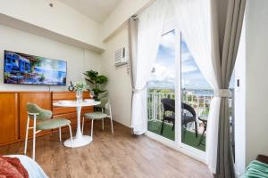 617A Condotel Near Airport &Mall with Pool,Gym,Netflix