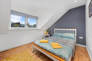 Beautiful 2BR Apartment with McCaigs Tower views