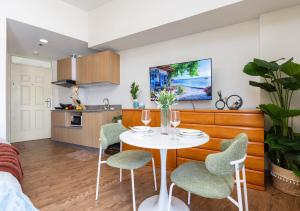 617A Condotel Near Airport &Mall with Pool,Gym,Netflix