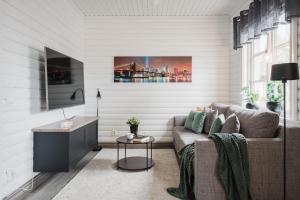 Guestly Homes - 1BR Countryside Cabin with Sauna