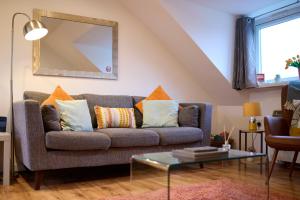 Beautiful 2BR Apartment with McCaigs Tower views