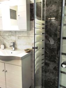 Sunny & Spacious 2BD apt near Acropolis