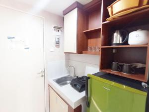 Modern Look and Homey Studio Amartha View Apartment By Travelio