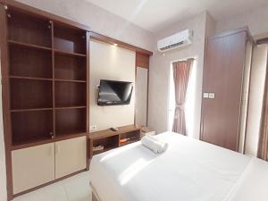 Modern Look and Homey Studio Amartha View Apartment By Travelio