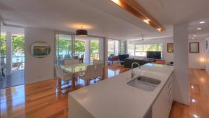 Maggies Beachfront Apartment 10