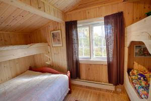 Welcoming Cabin with Fireplace & Modern Kitchen