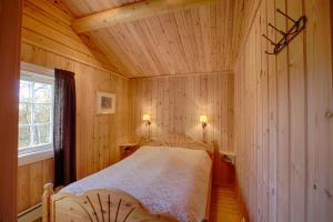 Welcoming Cabin with Fireplace & Modern Kitchen