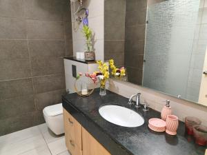Stylish 2BHK Ground Floor Apartment with high speed WiFi and Kitchen near Golf course road