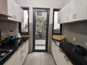 Stylish 2BHK Ground Floor Apartment with high speed WiFi and Kitchen near Golf course road