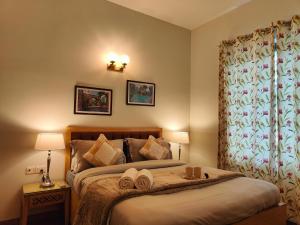 Stylish 2BHK Ground Floor Apartment with high speed WiFi and Kitchen near Golf course road
