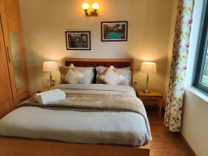Stylish 2BHK Ground Floor Apartment with high speed WiFi and Kitchen near Golf course road