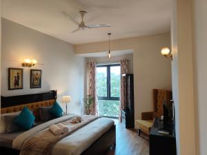 Stylish 2BHK Ground Floor Apartment with high speed WiFi and Kitchen near Golf course road