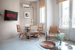 Bright and Cozy 2BR Apt In The Center Of Buyukada - 3hvězdičkové hotely ve městě Adalar