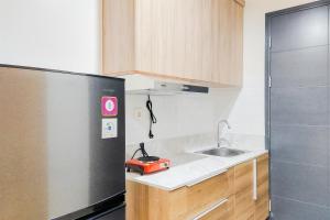 Homey and Cozy Living Studio at Collins Boulevard Apartment By Travelio