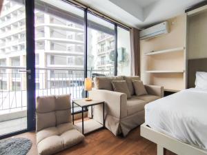 Simply and Comfy Studio Room Apartment Beverly Dago By Travelio