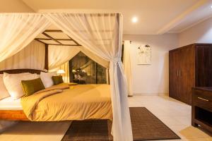 8-BR Private Pool Legian Villa 5-min Walk to Beach and Shops
