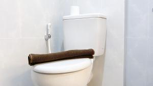 Minimalist and Homey Studio at Evenciio Margonda Apartment By Travelio