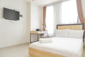 Minimalist and Homey Studio at Evenciio Margonda Apartment By Travelio