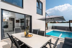 Casa Jugo by Briskva