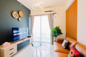 Modern Look 2BR at Sky House BSD Apartment By Travelio