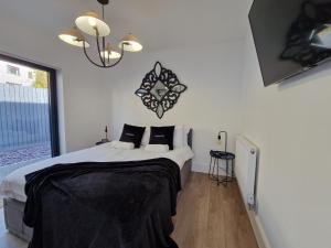 Modern & Spacious 5 Bedroom Bungalow with Parking Near Brecon Beacons & Bike Park Wales