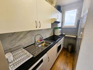 Appartements 2 Chambres avec Grande terrasse de 25m² a 350M de la Plage : photos des chambres