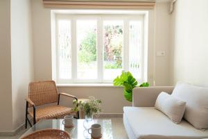 Modern and Designed 2BR W Garden