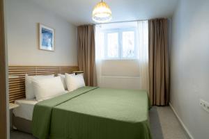 Modern and Designed 2BR W Garden