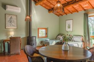 Podere Mencoini, stylish villa with private pool and olive garden
