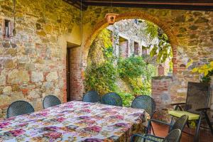 Podere Mencoini, stylish villa with private pool and olive garden