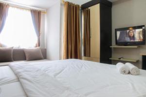 Minimalist Studio The Oasis Apartment near Omni Hospital Cikarang By Travelio