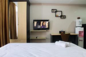 Minimalist Studio The Oasis Apartment near Omni Hospital Cikarang By Travelio