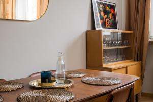 Plac Zbawiciela Stylish Apartment by BookingHost