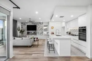 Luxe Coastal Getaway - Wallington