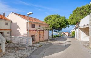 1 Bedroom Lovely Apartment In Primosten 