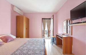 1 Bedroom Lovely Apartment In Primosten 