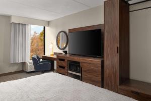 King Room with Bath Tub - Mobility Accessible room in Hampton Inn Norfolk/Virginia Beach