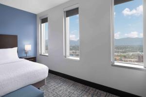 Deluxe Studio with Mountain View - Disability Access room in Homewood Suites- Denver Downtown Convention Center