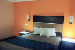 Queen Room - Non-Smoking room in Econo Lodge Milldale-Southington