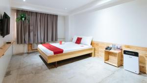 RedDoorz Plus at Boni Avenue Mandaluyong - Hotel, Manila