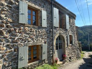 Gîte et piscine au sein de La Bastide de la Breure