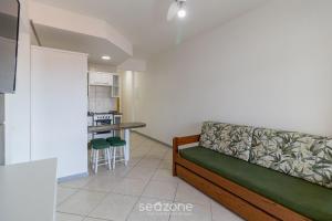 Apto c churrasqueira a 60m da praia SMB0307