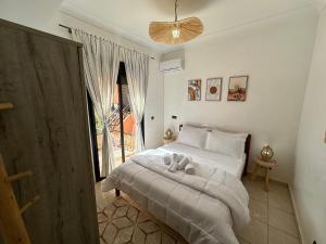 Vue piscine et terrasse oasis calme et luxueux